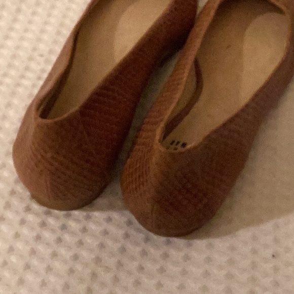 Stuart Weitzman Camel color lizard embossed round toe  flat shoes # 7 N. - Picture 5 of 8